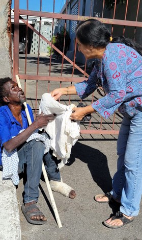 Jamaica Feeding Homeless 01