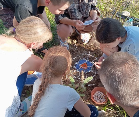 Belarus Family Camp Creating a Mandala 03