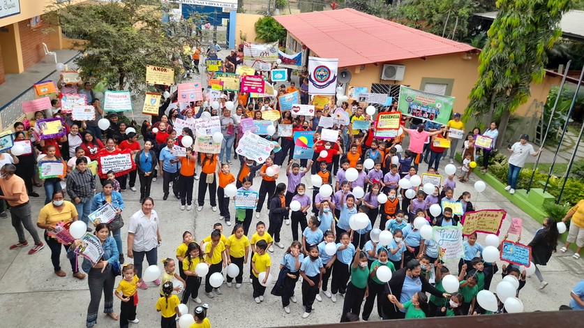 Ecuador Sss Guayaquil Walk Family Values Wide 02