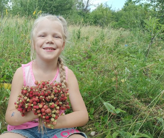 Ukraine Outdoor Trips Berry Picking 02