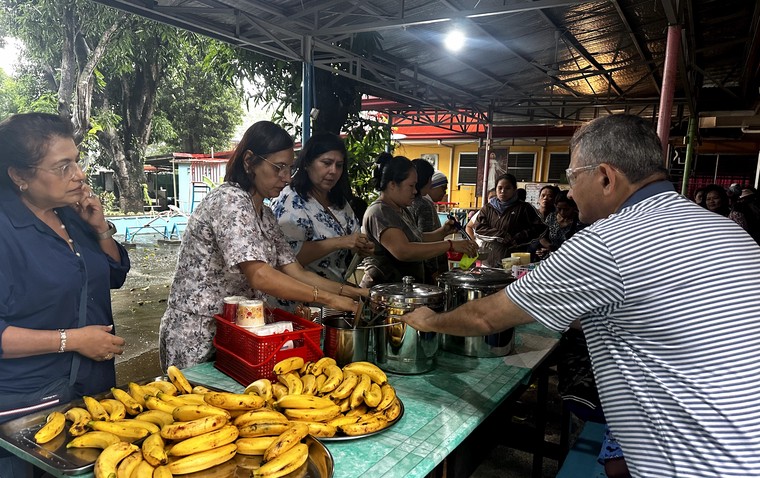 Philippines Seva Volunteers Food 01