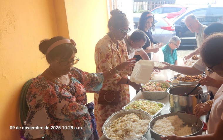 Puerto Rico Volunteers Serving Food 01