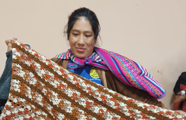Peru Sharing Warmth 01