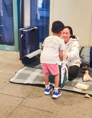 Australia 16 Feeding Homeless Child Volunteer