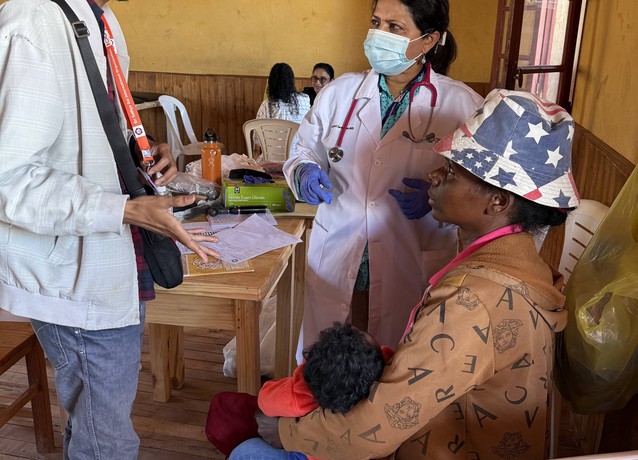 Madagascar Medical Camp Doctor Patient 03